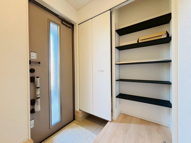 クワイエ　岐阜市河渡第１　全4区画分譲の玄関|大容量のシューズ収納付きで玄関周りもすっきり！玄関ドアからの光が玄関ホールを明るくしてくれます。