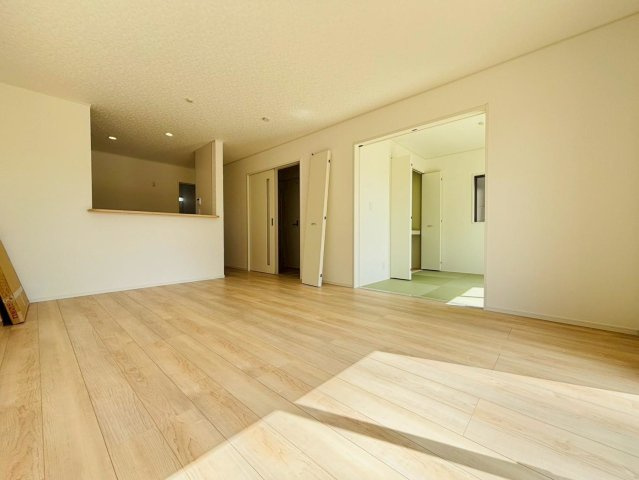 クワイエ　岐阜市河渡第１　全4区画分譲の居間・リビング|フローリング材は木目調でナチュラルな美しさ。様々な傷やクラックの発生を大幅に抑える特殊加工済みです。
床材に受ける様々な傷や、温度・湿度変化によるクラックの発生を大幅に抑える特殊加工を施工済み。