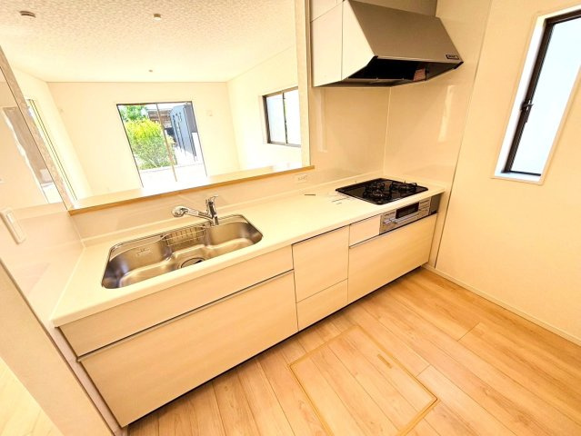 クワイエ　岐阜市河渡第１　全4区画分譲のキッチン|お手入れがラクなステンレスをワークスペース部分トップに使用した、機能的で美しいシステムキッチンです。
浄水器組込み水栓でシンクまわりがスッキリ広々お使いいただけます。フラットな造りでお掃除も楽々です。