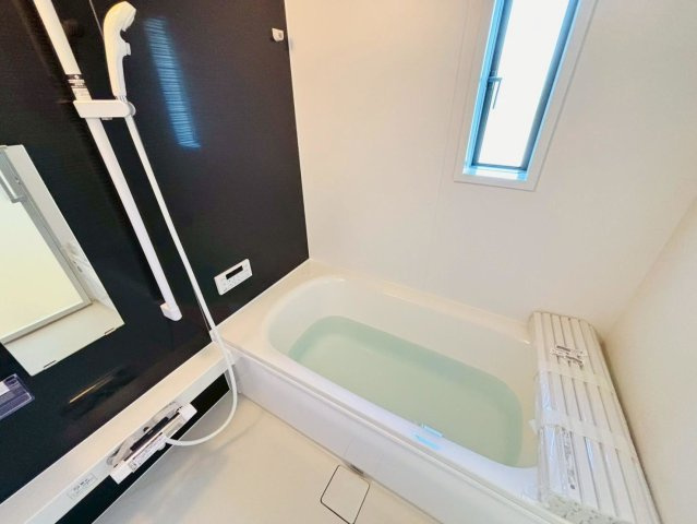 クワイエ　岐阜市河渡第１　全4区画分譲の浴室|保温浴槽使用で４時間たっても浴槽の湯温低下はわずか約2.5度の省エネ仕様です。【暖房換気乾燥機】付き！
サイドブロー機能を備えた省エネ衣類乾燥機です。窓付きの明るく清潔な空間でゆったりバスタイムを！