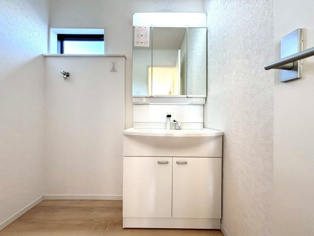 クワイエ　岐阜市河渡第１　全4区画分譲の独立洗面台|床材に受ける様々な傷や、温度・湿度変化による、クラックの発生を大幅に抑える特殊加工を施工済みです。
水栓はリフトアップできて両手が使えます。またハンドシャワーでも使えます。