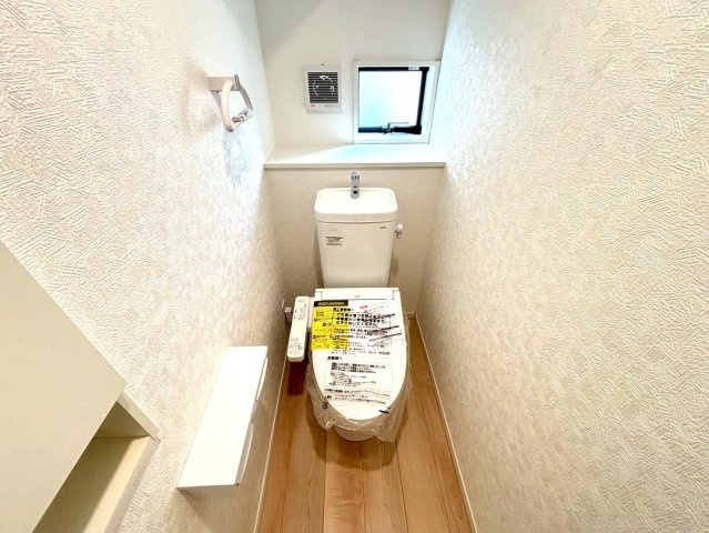 クワイエ　岐阜市河渡第１　全4区画分譲のトイレ|超表面平滑加工とイオンパワーの「セフィオンテクト」加工で、汚れが付きにくく落ちやすい仕様のトイレです。
またツイントルネード洗浄で少ない水でも前方の返し部分から後方部までしっかり洗浄できます！