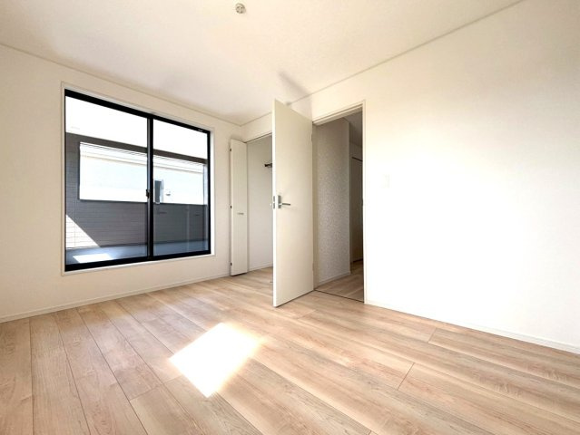 クワイエ　岐阜市河渡第１　全4区画分譲の寝室|全居室にたっぷり収納できる大型収納を設置。窓ガラスは、断熱性能や結露防止効果の高いペアガラスを採用！
高い断熱性と共にガラス面の結露対策にも効果を発揮し湿気によるカビの発生を抑止します。