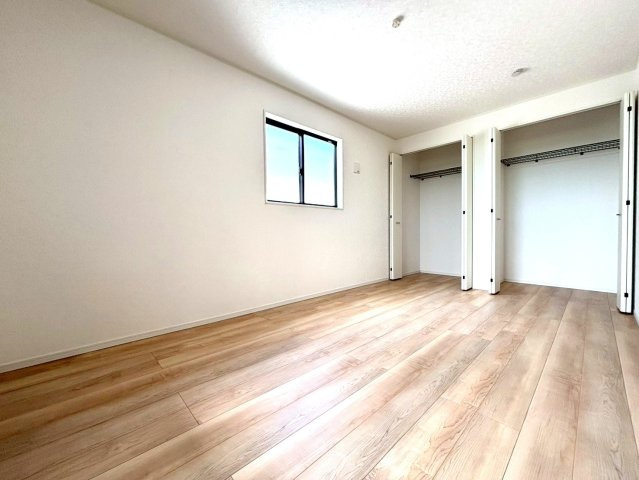 クワイエ　岐阜市河渡第１　全4区画分譲の洋室|建具やクロスなどをトータルデザインでコーディネートしており、室内に落ち着きと安らぎを与えてくれます。
全居室収納付き！寝室やお子様のお部屋がスッキリ片付きます。