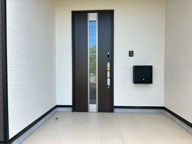 クワイエ　岐阜市河渡第１　全4区画分譲の玄関|玄関ドアの取手ハンドル部分にセンサーがついて、カードタイプ・シールタイプのキーで施錠が可能で便利です。
お買い物の荷物で手が塞がっていても、楽々開錠できます。毎日の外出前の時間も短縮されて快適です！