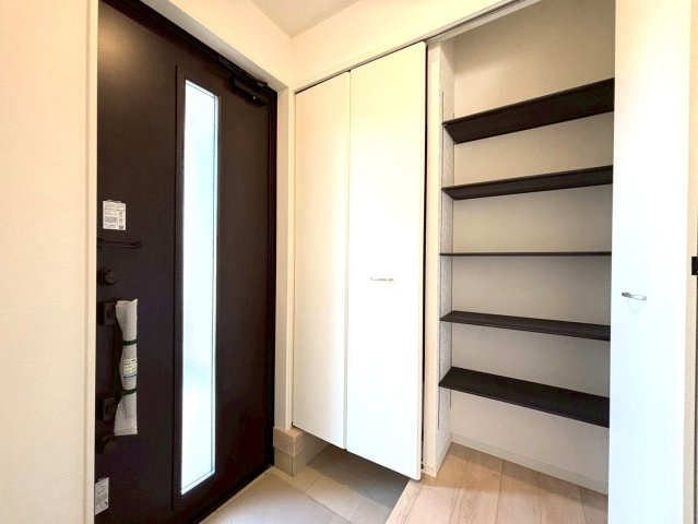 クワイエ　岐阜市河渡第１　全4区画分譲の玄関|大容量のシューズ収納付きで玄関周りもすっきり！玄関ドアからの光が玄関ホールを明るくしてくれます。