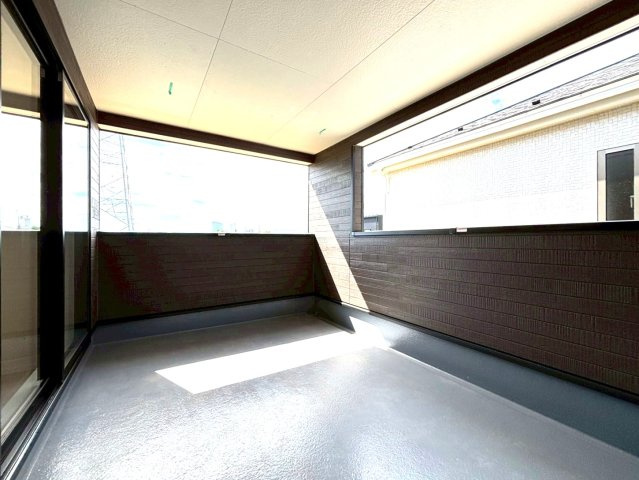 クワイエ　岐阜市河渡第１　全4区画分譲のバルコニー|バルコニーは南向きで洗濯物もよく乾きます！強度と表面積硬度を持つFPRで防水しています。