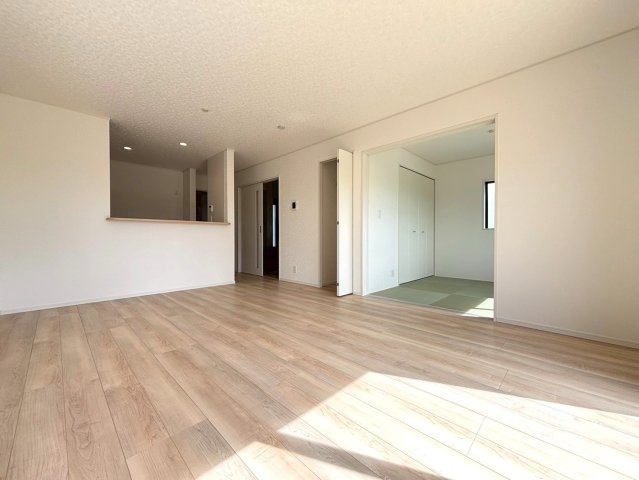 クワイエ　岐阜市河渡第１　全4区画分譲の居間・リビング|フローリング材は木目調でナチュラルな美しさ。様々な傷やクラックの発生を大幅に抑える特殊加工済みです。
床材に受ける様々な傷や、温度・湿度変化によるクラックの発生を大幅に抑える特殊加工を施工済み。