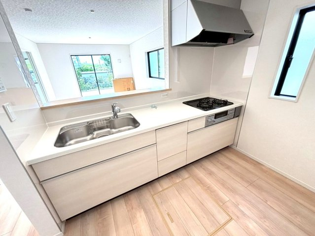 クワイエ　岐阜市河渡第１　全4区画分譲のキッチン|お手入れがラクなステンレスをワークスペース部分トップに使用した、機能的で美しいシステムキッチンです。
浄水器組込み水栓でシンクまわりがスッキリ広々お使いいただけます。フラットな造りでお掃除も楽々です。