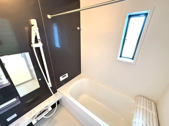 クワイエ　岐阜市河渡第１　全4区画分譲の浴室|保温浴槽使用で４時間たっても浴槽の湯温低下はわずか約2.5度の省エネ仕様です。【暖房換気乾燥機】付き！
サイドブロー機能を備えた省エネ衣類乾燥機です。窓付きの明るく清潔な空間でゆったりバスタイムを！