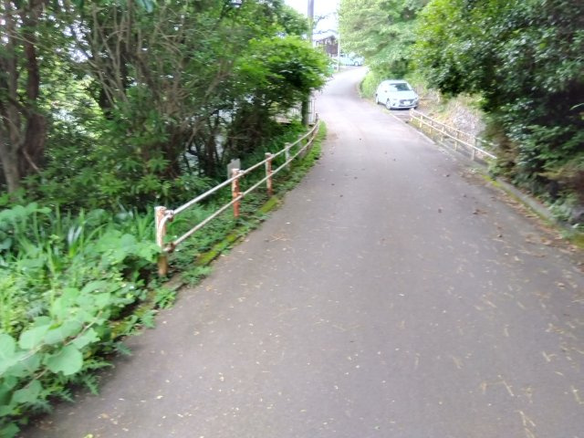 売土地　伊東市赤沢の前面道路含む現地写真|角地なので陽当たり良好で解放感があります。
