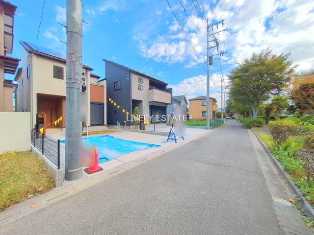 草加市新里町 新築分譲住宅 全3棟 2号棟の前面道路含む現地写真