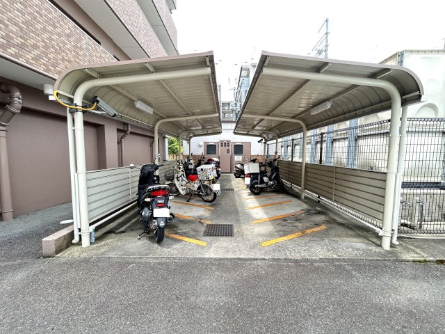 ◆京阪丹波橋駅徒歩４分◆リフォーム済み◆スーパー徒歩５分◆子育て環境良好◆ライオンズマンション伏見のその他共用部分|バイク置場