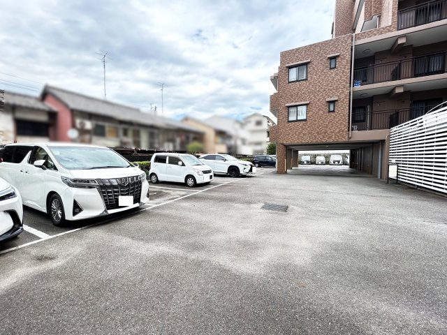 ◆京阪丹波橋駅徒歩４分◆リフォーム済み◆スーパー徒歩５分◆子育て環境良好◆ライオンズマンション伏見の駐車場|平面駐車場