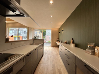 【キッチン】 | 大津市瀬田三丁目 天然木デザイン平屋建売 | 食洗機、浄水器内蔵型水栓、IHは2口+ラジエントヒーターです！