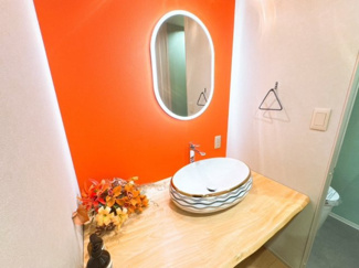 【洗面所】 | 大津市瀬田三丁目 天然木デザイン平屋建売 | 明るい空間で支度が楽しくなる洗面です