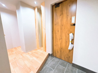 【玄関】 | 大津市瀬田三丁目 天然木デザイン平屋建売