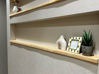 【その他】 | 大津市瀬田三丁目 天然木デザイン平屋建売 | 玄関ニッチにも天然木（栃）を使用しています							
