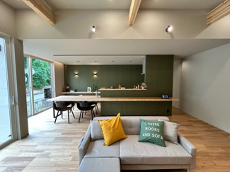 【居間・リビング】 | 大津市瀬田三丁目 天然木デザイン平屋建売 | 天然木のダイニング+カウンター一体型テーブル										
