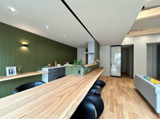 【ダイニング】 | 大津市瀬田三丁目 天然木デザイン平屋建売 | 天然木のダイニング+カウンター一体型テーブル										
