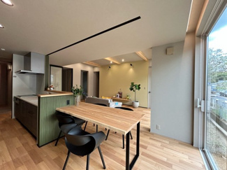 【ダイニング】 | 大津市瀬田三丁目 天然木デザイン平屋建売 | 天然木のダイニング+カウンター一体型テーブル										
