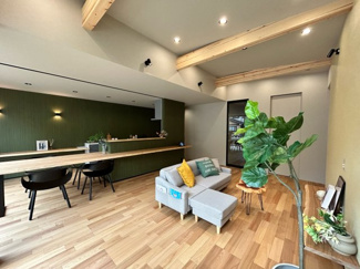 【居間・リビング】 | 大津市瀬田三丁目 天然木デザイン平屋建売 | クリエイター厳選の家具照明付きにて販売中♪										
