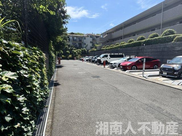 鎌倉七里ガ浜パーク・ホームズの駐車場|駐車場に車を止められます
