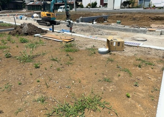 【外観】 | 土地を買う際、住む地域の自治体や福祉の補助制度にも注目してみましょう。子供や老人の医療補助やゴミ出しのルールなど、自治体によってルールに大きな違いがあるため、暮らしやすい土地で判断するとよいでしょう。