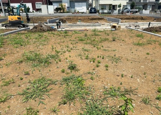 【外観】 | 現地に行くなら、物件の周囲の地形がどうなっているかを見ることも大切です。周辺より低くなっている土地では、大雨などで水が集まりやすいため、地盤が弱くなっているということも考えられるため、注意が必要です。