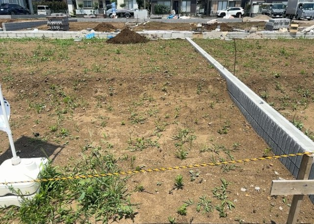 【外観】 | 家を建てる場合、方位は要チェックです。現実的に日当たりのよい家ならばリビングは南側、建築基準法でも北側に当たる家への配慮は求められています。土地を見学に行く際は、方位磁針を持って行くようにしましょう。