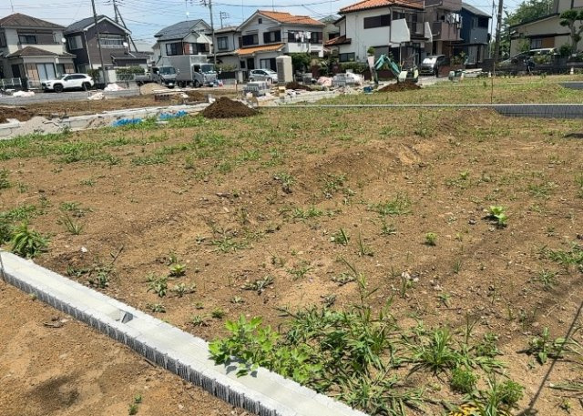 【外観】 | 土地を買う際、住む地域の自治体や福祉の補助制度にも注目してみましょう。子供や老人の医療補助やゴミ出しのルールなど、自治体によってルールに大きな違いがあるため、暮らしやすい土地で判断するとよいでしょう。