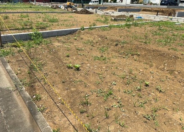 【外観】 | 土地の前の道路に消火栓が設置されていることがあります。この場合、道路交通法第45条第1項により、駐車禁止の場所が指定されています。そのため、車庫などの駐車スペースをつくることができない場合があります。