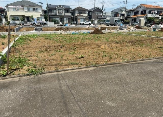 【外観】 | 現地に行くなら、物件の周囲の地形がどうなっているかを見ることも大切です。周辺より低くなっている土地では、大雨などで水が集まりやすいため、地盤が弱くなっているということも考えられるため、注意が必要です。