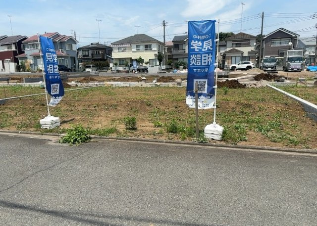 【外観】 | 家を建てる場合、方位は要チェックです。現実的に日当たりのよい家ならばリビングは南側、建築基準法でも北側に当たる家への配慮は求められています。土地を見学に行く際は、方位磁針を持って行くようにしましょう。