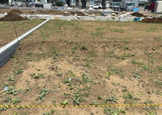 【外観】 | 土地の前の道路に消火栓が設置されていることがあります。この場合、道路交通法第45条第1項により、駐車禁止の場所が指定されています。そのため、車庫などの駐車スペースをつくることができない場合があります。