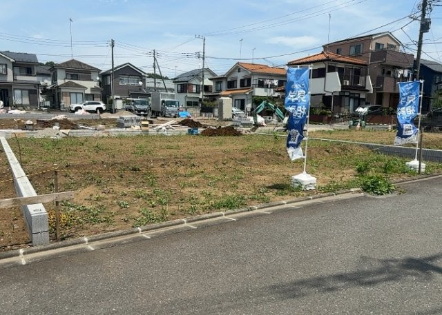 【外観】 | 現地に行くなら、物件の周囲の地形がどうなっているかを見ることも大切です。周辺より低くなっている土地では、大雨などで水が集まりやすいため、地盤が弱くなっているということも考えられるため、注意が必要です。