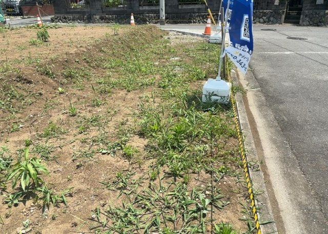 【外観】 | 土地の形が極端に長細かったり、狭小地、あるいは道路との高低差がある傾斜地だった場合、後々売ろうとしても買い手がつかない場合もあります。後々、売却することになった時に価値の下がらない土地を選びましょう。