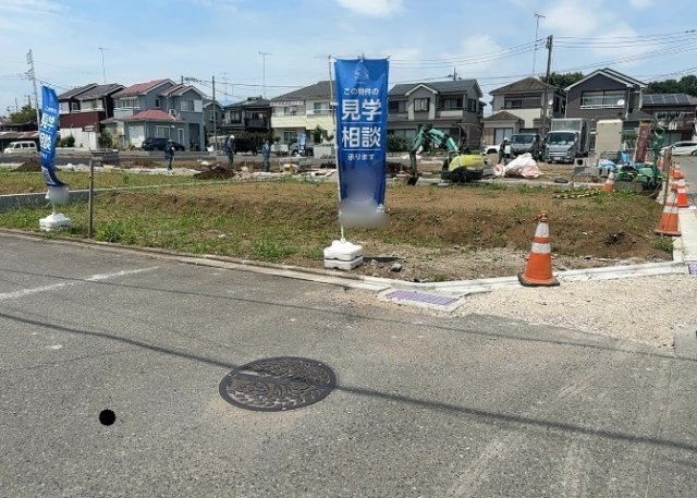 【外観】 | 現地に行くなら、物件の周囲の地形がどうなっているかを見ることも大切です。周辺より低くなっている土地では、大雨などで水が集まりやすいため、地盤が弱くなっているということも考えられるため、注意が必要です。