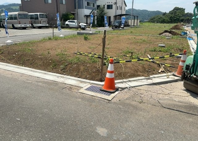 【外観】 | 土地購入を検討されている場合、境界杭がない状態で購入してしまうと境界確定測量をする必要があり、費用がかかります。購入の前に、売主、隣土地所有者立ち合いのもと境界を確定し境界杭を設置するのがベストです。