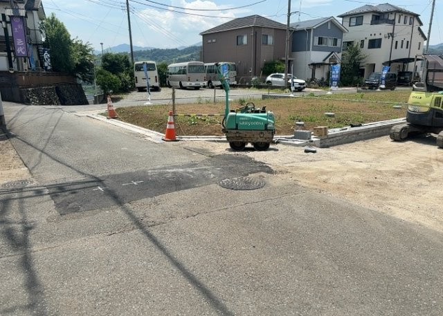 【外観】 | 人が暮らすうえで日光は大切な要素となります。日当たりの良さは譲れないポイントですね。併せて近くに大きな建築物の建築予定がないか、あるいはそれが可能な土地が近くにないか事前に確認することもお勧めします。