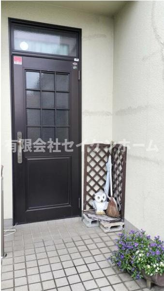 行田市持田2丁目　中古戸建の玄関