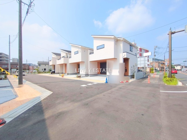 草加市氷川町 新築分譲住宅 全8棟 1号棟の前面道路含む現地写真