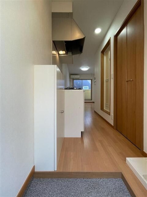 【玄関】 | ソフィアコーポ上沢 | 収納もある玄関です