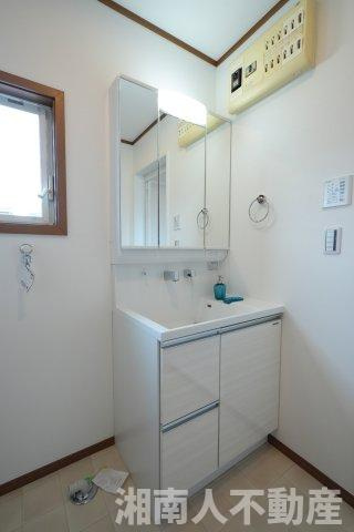 藤沢市西富２丁目１６－１２戸建ての独立洗面台|独立洗面台で身支度をすべて済ませてしまいましょう