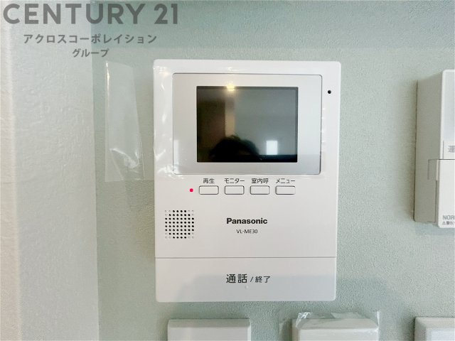 訪問者が来たときにテレビ画面で確認できるため、安心してドアを開けられます。録画機能があるものもあり、留守中に来訪者を記録しておくことができます。利便性が高く、セキュリティ面でも安心です。