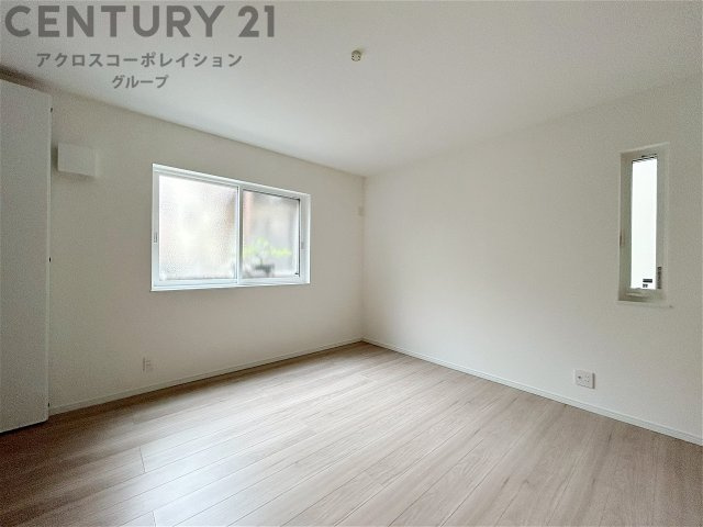 明るい色合いのフローリングとクロスを使用した洋室は家具やインテリアとも調和しやすく空間が広く感じられ開放感を生み出します。自然光を効果的に反射し、室内を明るく保つため、日中の照明使用を抑えられます。