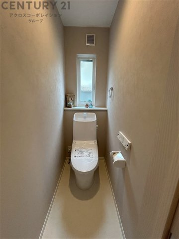 温水洗浄便座付トイレは温水洗浄機能により、暖かい水でおしりを洗浄することができ、冷たい水を使う従来の便座に比べ、温水洗浄機能で暖かいトイレを提供し、快適な使用を可能にします。