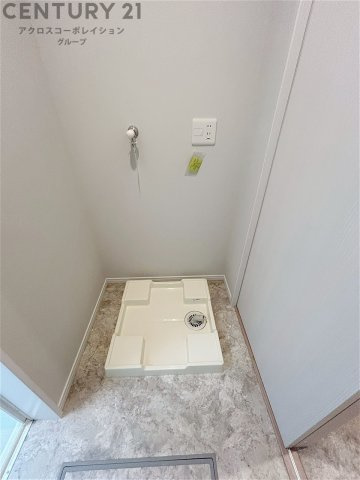 洗濯物の仕分け作業がしやすく、整理整頓が容易になります。洗濯音や湿気を他の部屋に持ち込まず、生活環境を快適に保ちます。上部を活用すれば収納スペースを確保でき洗剤や洗濯用品の整理もしやすくなります。