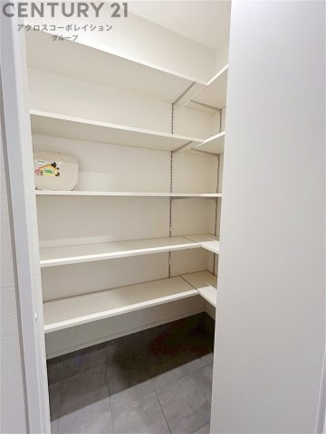 多数の靴類や小物を収納できるウォークインシューズクローゼット付き♪