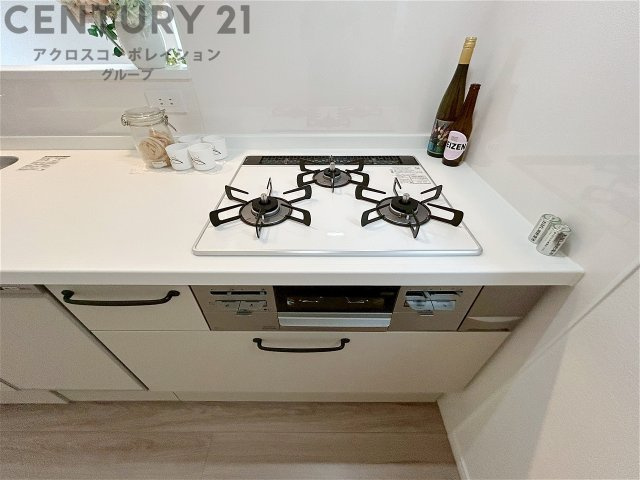 多数の調理器具を同時に使用でき、料理の効率化が可能。省エネで節約になり、様々な料理スタイルに適応できます。また、火力調整が独立しており、手入れや掃除もしやすく、今よりもっとお料理が楽しくなるかも。
